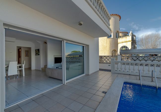 Villa in Empuriabrava - LV15 REQUEESENS