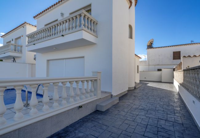 Villa in Empuriabrava - LV15 REQUEESENS