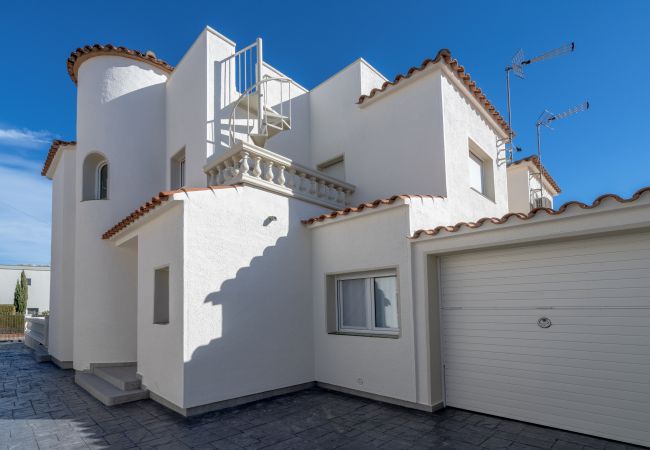 Villa in Empuriabrava - LV15 REQUEESENS